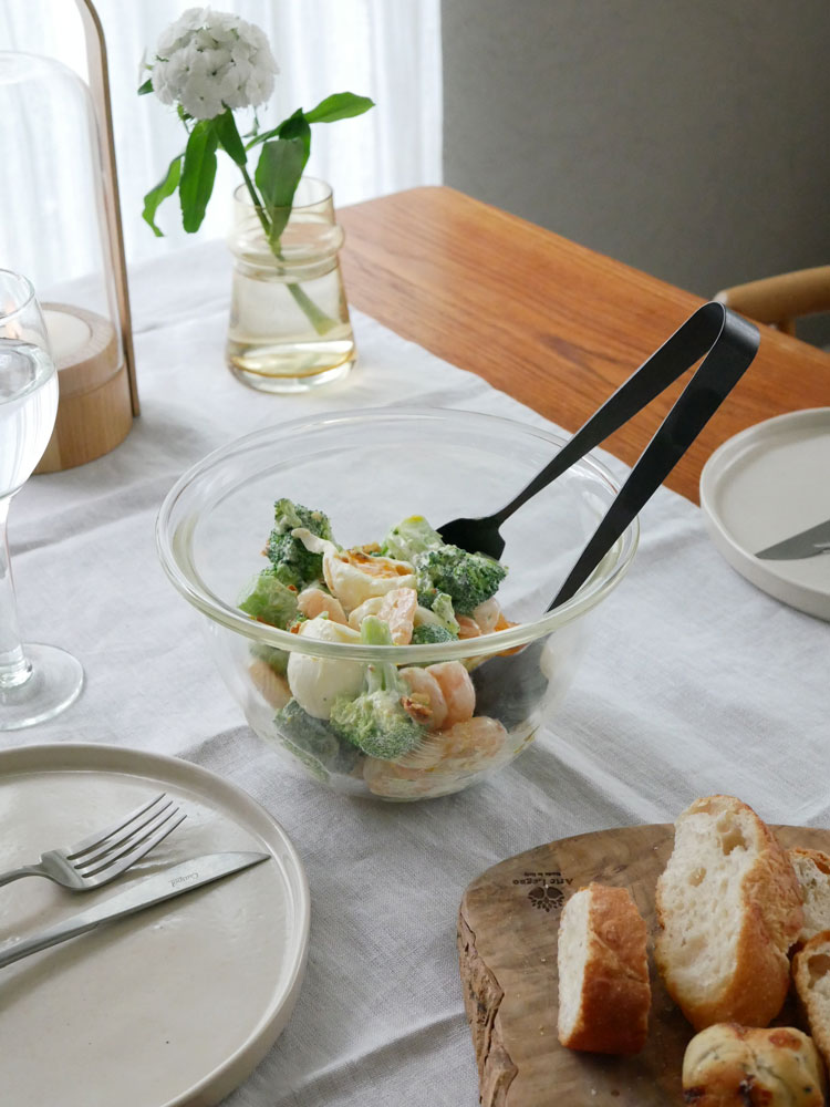 HARIOの耐熱ガラス製ボウル3個セットに盛られたサラダと果物