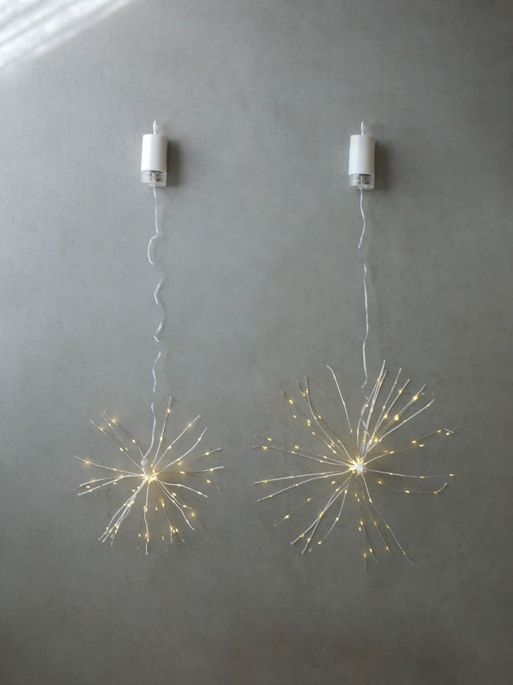 カッパー色のL字型に配置されたブルーミングデザインのLEDライトワイヤーデコレーション