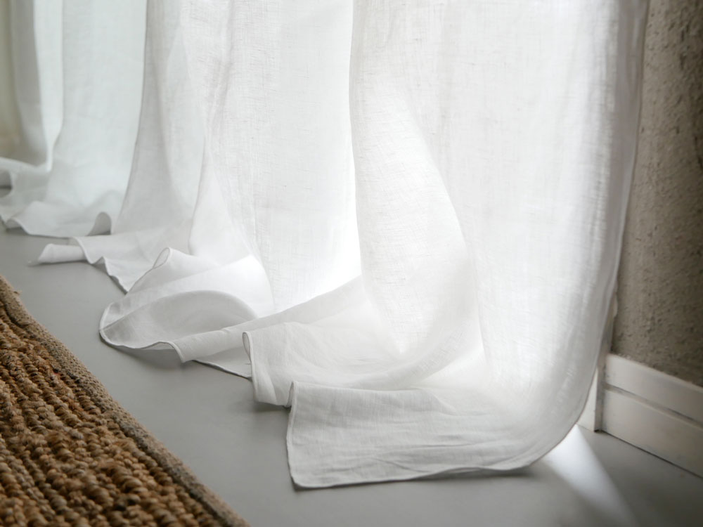 ナツソビクの白色リネン100％クリップ留めレースカーテン。四方メローロック仕立てでサイズは幅130cm×高さ230cm。