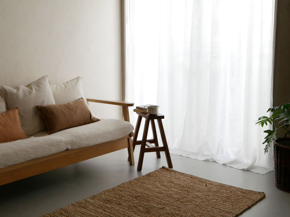 natsusobikuブランドのリネン製クリップ留めレースカーテン。麻100%でナチュラルな風合いが特徴的なカーテンが窓に掛けられている様子