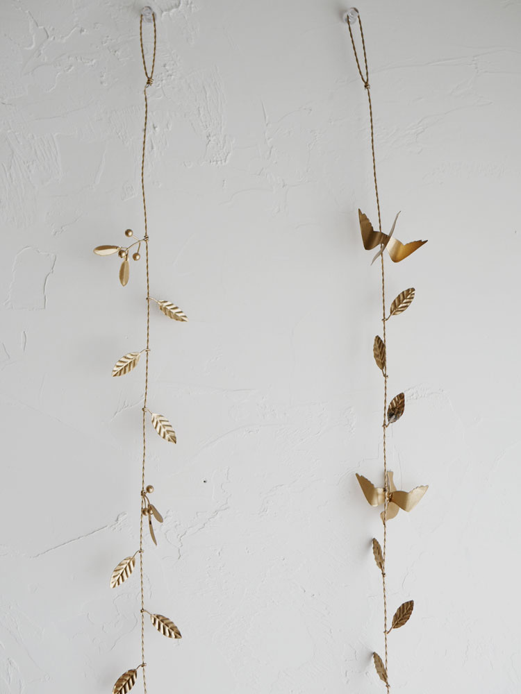 ブリキ製の鳥とオリーブが飾られたガーランド