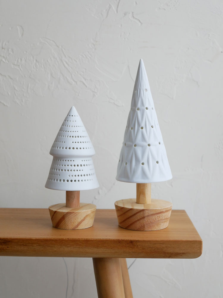 ホーンプリーズ製の陶器と松材を使用したLEDライトポッタリーツリー。柔らかな光を放つインテリア用の木製装飾ツリー