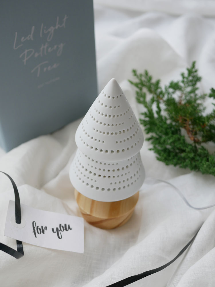Horn Pleaseの手作りLEDライトポタリーツリー。木材と陶器を使用し、温かい光を放つ装飾用の小型ツリー