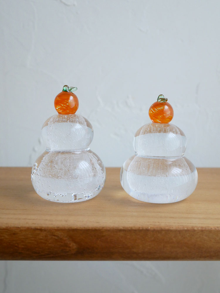 PRATO PINOブランドの手作りガラス鏡餅と飾り台、木箱がセットになった商品