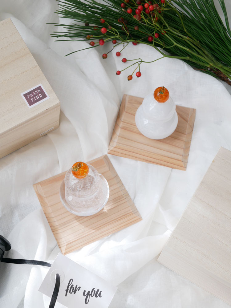 手作りのガラス製鏡もちが飾り台にセットされ、木箱と共に展示された商品