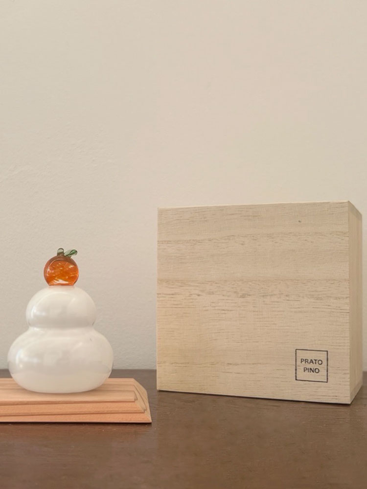 硝子屋 PRATO PINO製の手作りガラス鏡もちが飾り台に載せられ、木箱と共にセットになっています