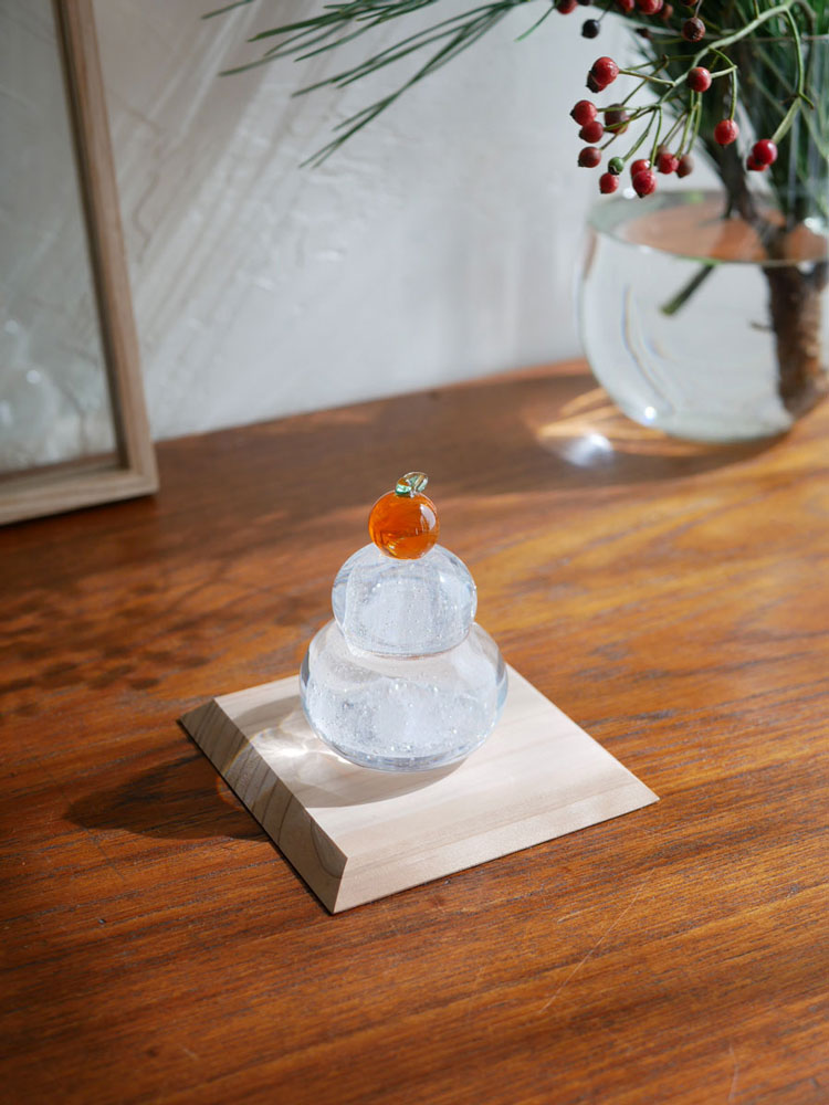 PRATO PINO製のガラス鏡もちセット。飾り台と木箱に入った手作りの鏡餅が写っています。