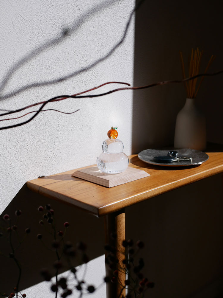 PRATO PINO製の手作りガラス鏡餅と飾り台、木箱がセットになっている商品画像