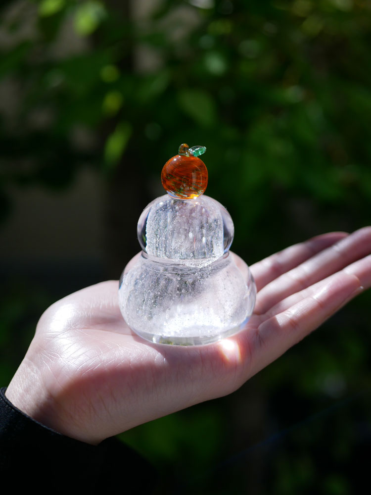 硝子屋 PRATO PINO製のガラス鏡もちと飾り台、木箱がセットになった商品