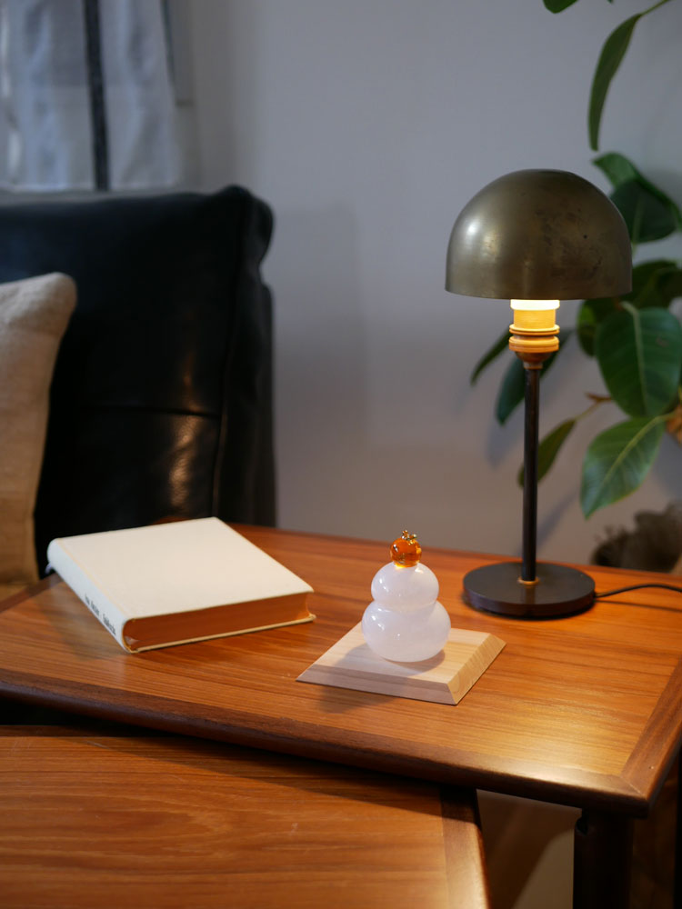 硝子屋PRATO PINOのガラス鏡もちが飾り台に載せられ、木箱と共に美しく展示されたセット