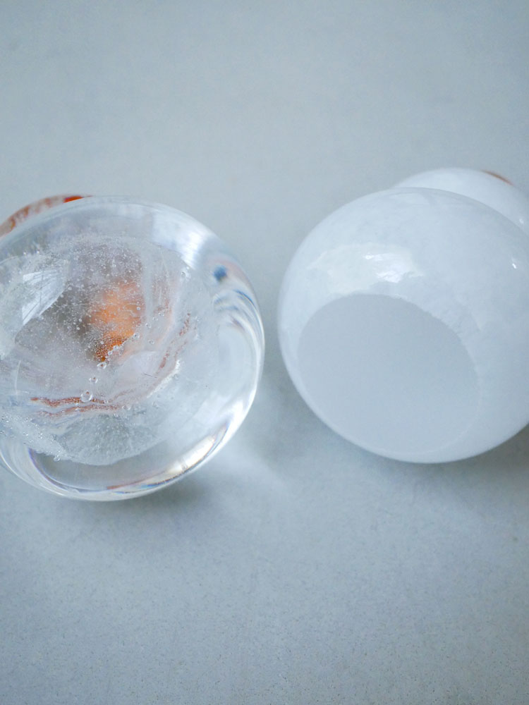 硝子屋 PRATO PINOのガラス製鏡もちセット。飾り台、鏡餅、木箱が含まれた商品画像