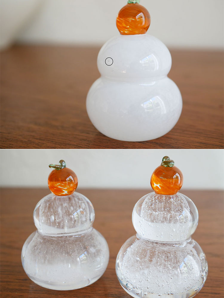 ガラス製の鏡餅が飾り台に載せられた日本製の伝統的な装飾セット