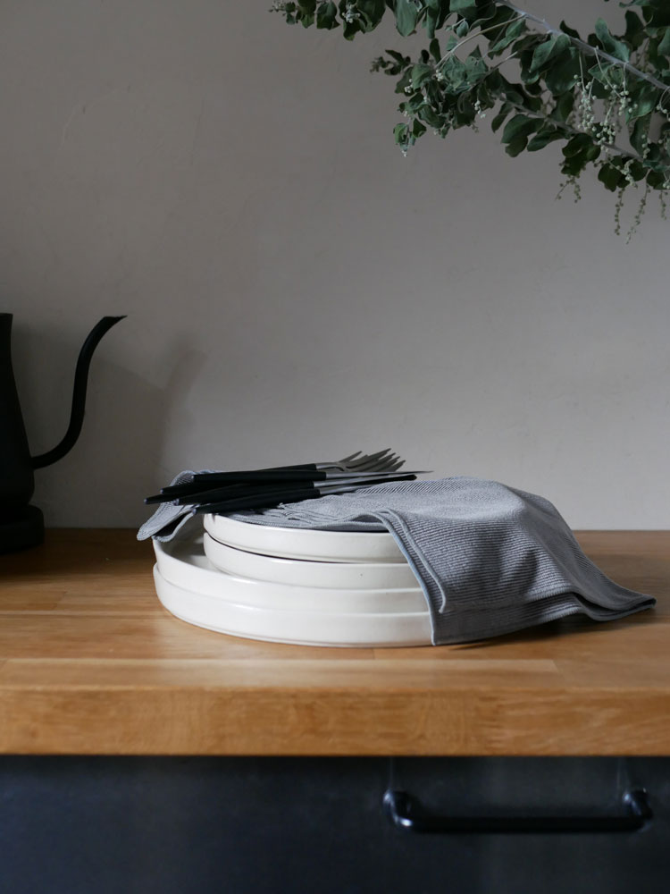 BIRDY. Supplyのキッチンタオル。ポリエステル70％とナイロン30％で作られ、日本製の約40cm×70cmサイズの高品質タオル。食器や調理器具を拭くためにキッチンで使用されています。