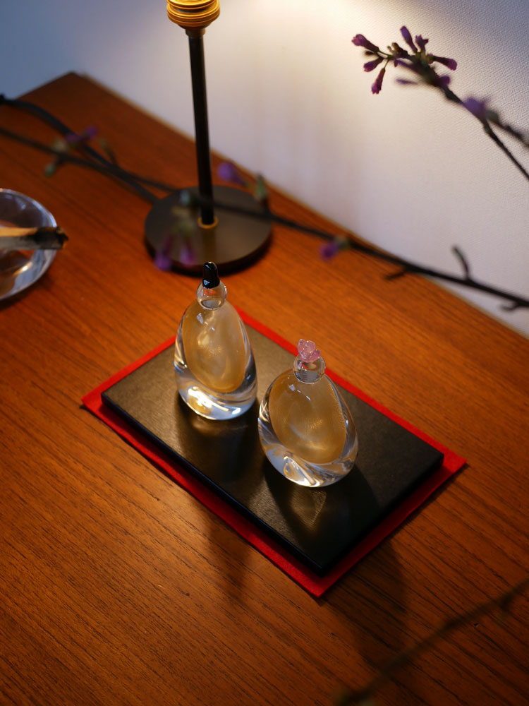 硝子屋 PRATO PINOのガラス製お雛様セット。木箱と飾り台に手作りののお内裏さまとお雛さまが美しく配置されています。