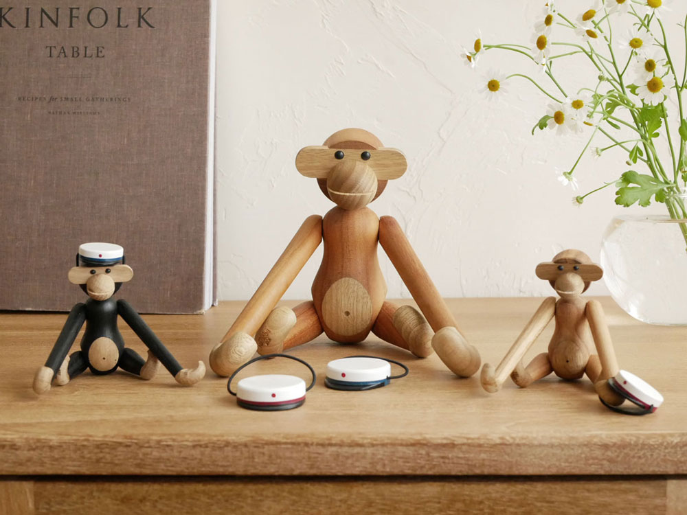 カイ ボイスン製の青色ビーチ材スチューデントキャップ、塗装仕上げ