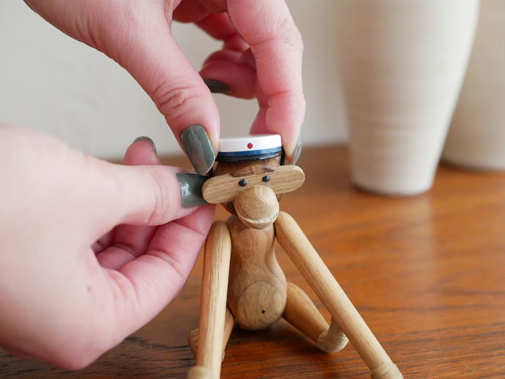 KAY BOJESEN製の木製スチューデントキャップ。子供向けのブルー色のクラフトおもちゃです。