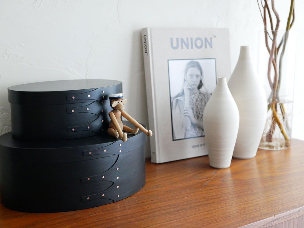 KAY BOJESEN（カイ ボイスン）の青色スチューデントキャップ。ビーチ材を使用した塗装仕上げで、ミニサイズ（W2.4×D2.6×H0.7cm）とSサイズ（W3.9×D3.5×H1cm）が選べます。