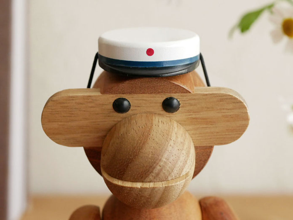 KAY BOJESENの木製スチューデントキャップ、ビーチ材使用の塗装仕上げによるリアルな学生帽デザイン