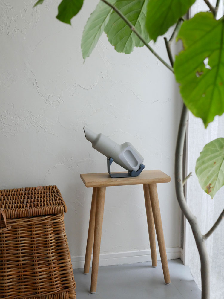 プラスマイナスゼロのハンディクリーナー本体とスタンド