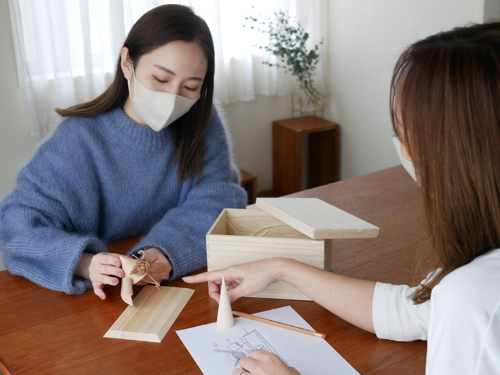 Comore Sunブランドのこども用ヌメ革製兜とブナ木製スタンドのセット