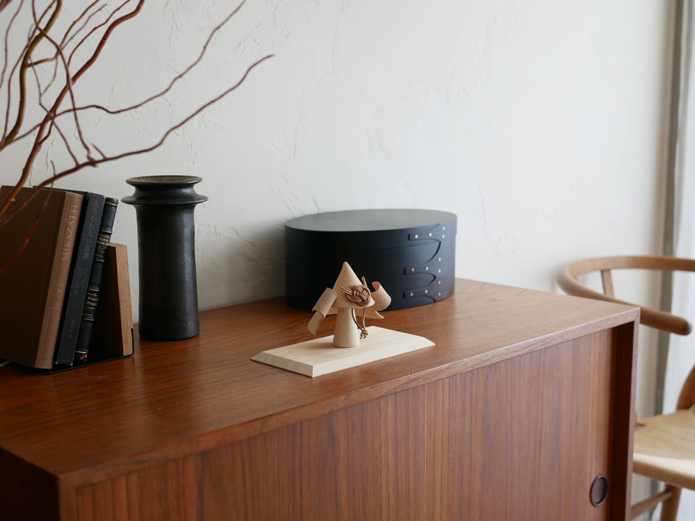 ブランドComore Sunのヌメ革製こども用兜と木製スタンドのセット