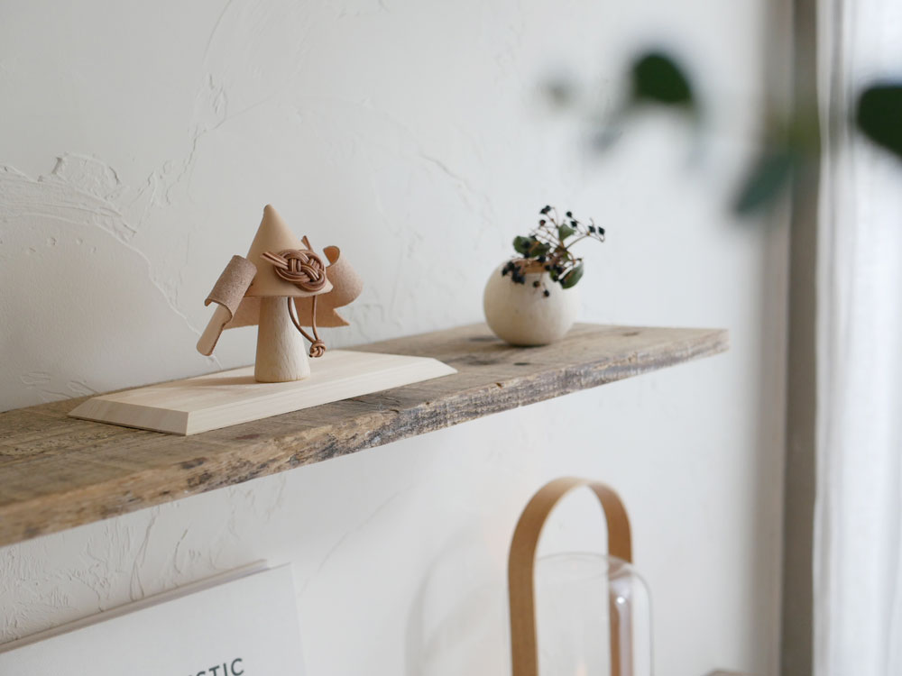 【Comore Sun】こどもと共に育つヌメ革の兜。ヌメ革製の兜と木製スタンドがセットになった商品