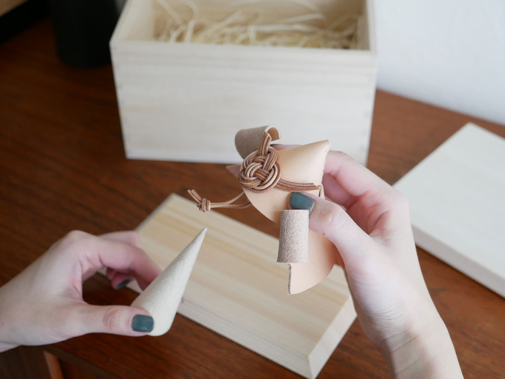 こどもと共に成長する天然ヌメ革製の兜とブナ材のスタンドセット