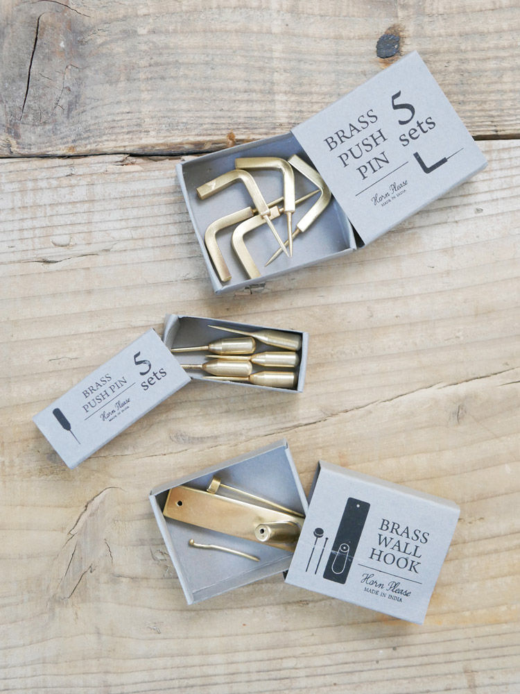 Horn Pleaseブランドのブラス製プッシュピンフック5個セット。アンティーク調の古びた風合いが特徴的です。