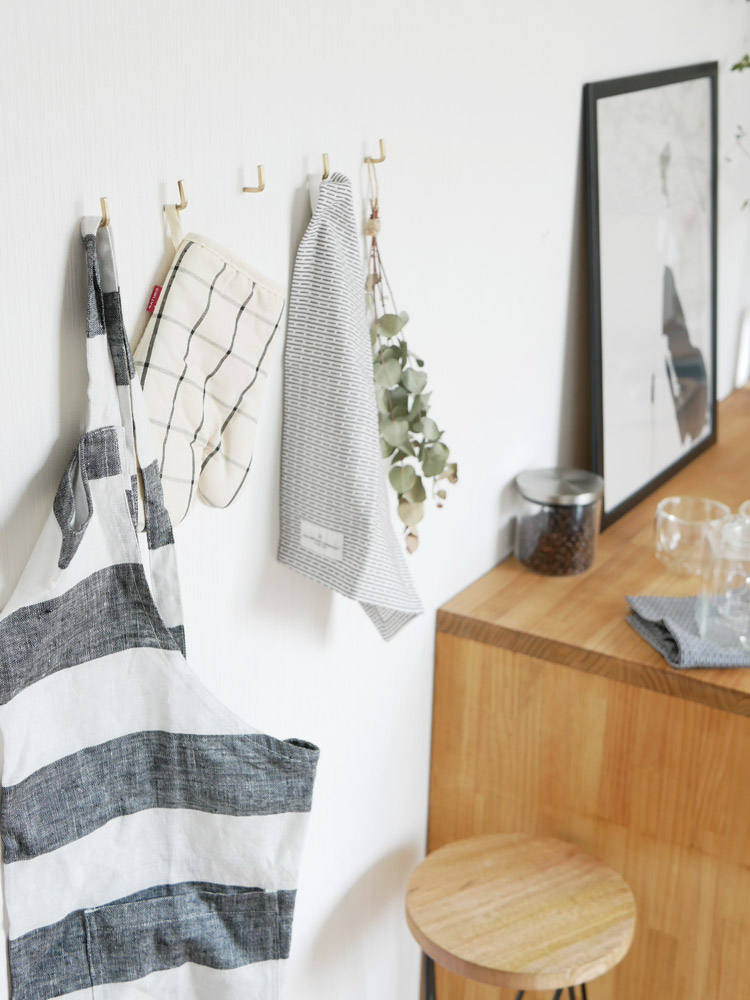 Horn Pleaseのアンティーク調ブラス製プッシュピンフック5個セット。サイズ約W4×D35×H20mm、インド製。古びた風合いが特徴のデザイン。