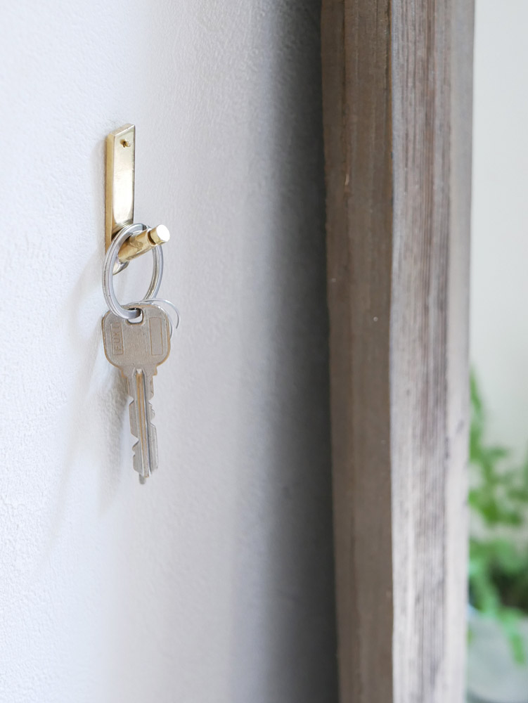 Horn Please製アンティーク調ブラスプッシュピンフック5個セット。ドアハンドルに取り付け可能な金属製キー収納用フック