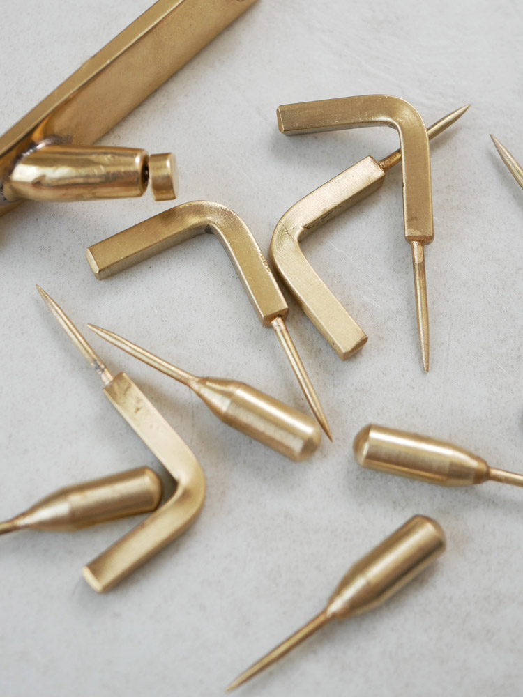 Horn Pleaseの真鍮製プッシュピンフック5個セット。アンティーク調仕上げでインド製、サイズ約W4×D35×H20mm。