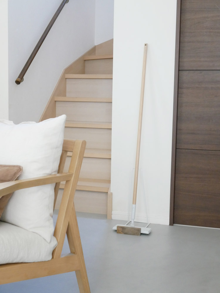 POSH LIVINGのマンゴーウッドとアイアン製クリーナースタンド