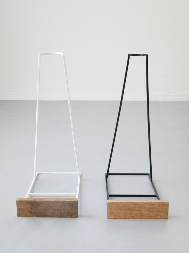 ポッシュリビングのマンゴーウッドとアイアン製クリーナースタンド