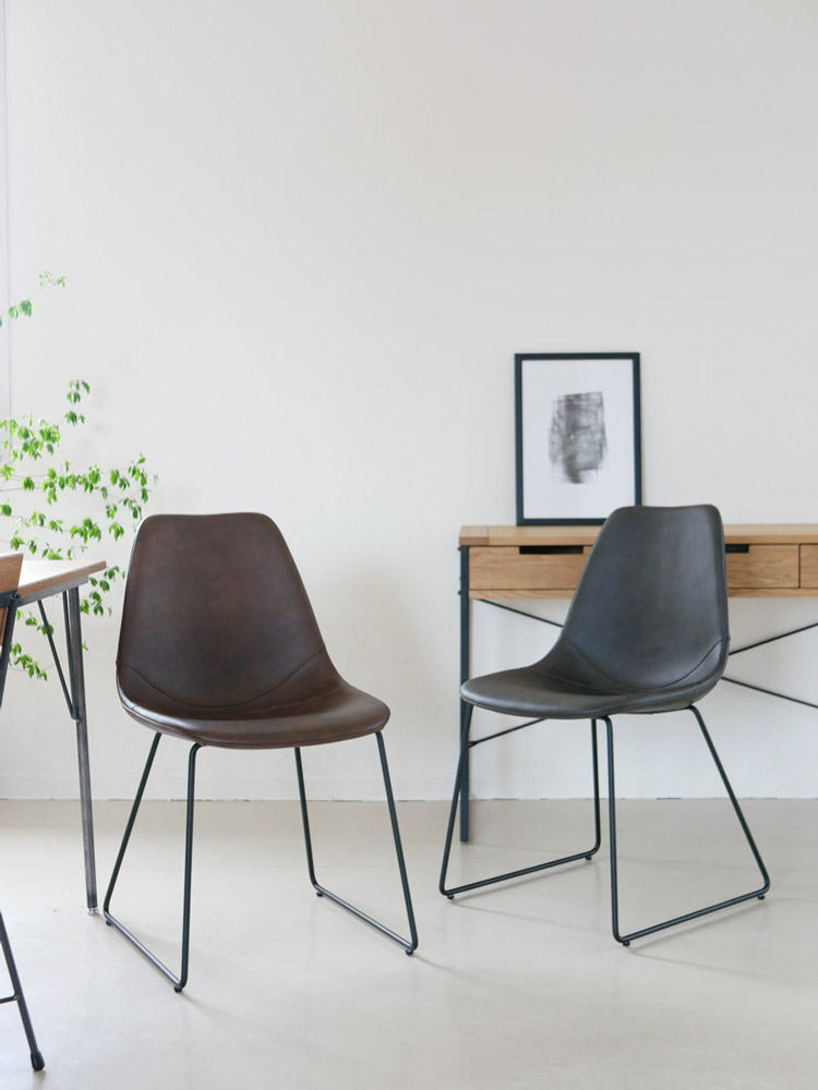 アデペシュPUNISHチェアの全体写真