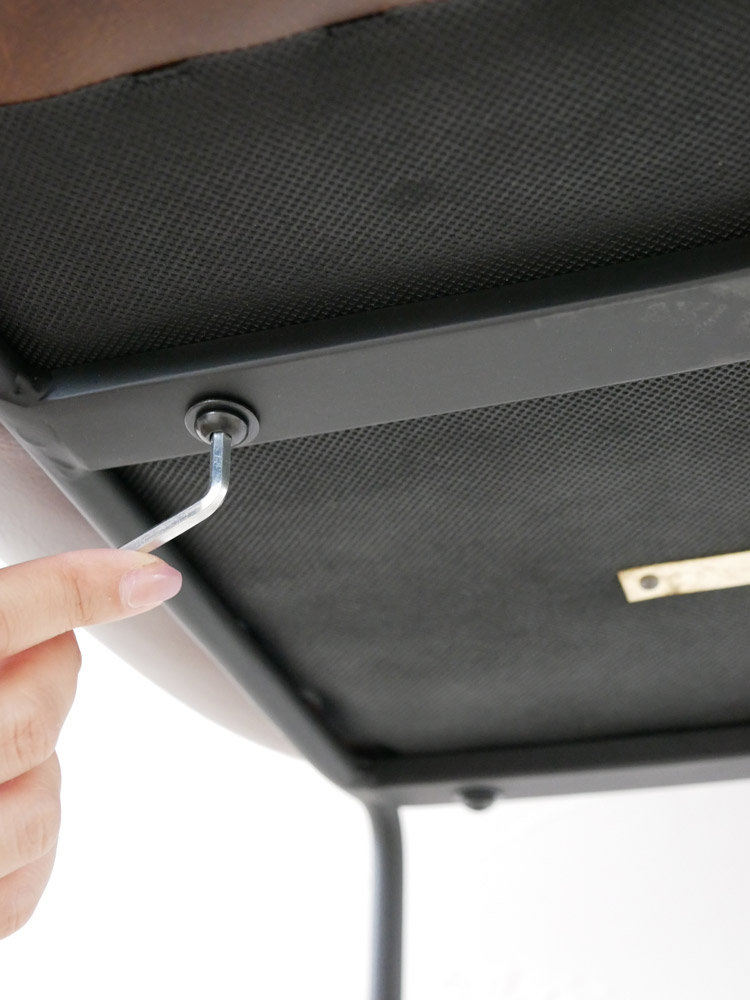 adepeche製PUNISHカウンターチェアのスタイリッシュな写真