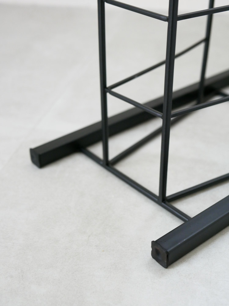 アイアンとマンゴーウッドのポッシュリビングマガジンラック