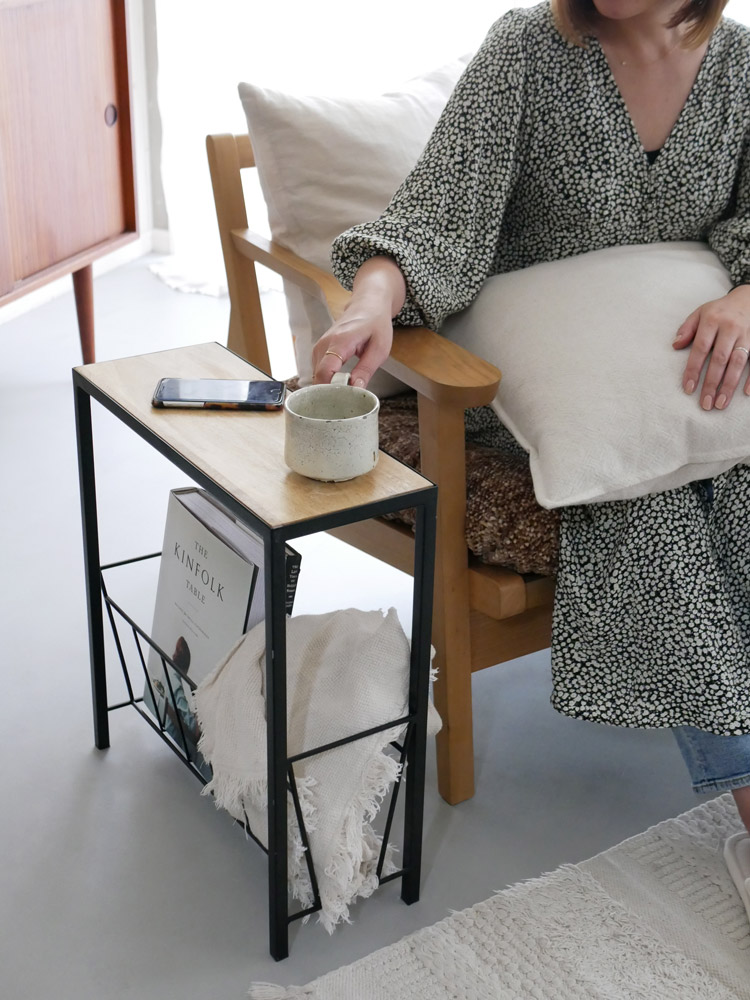 POSH LIVINGのマガジンラック、アイアンとマンゴーウッド製