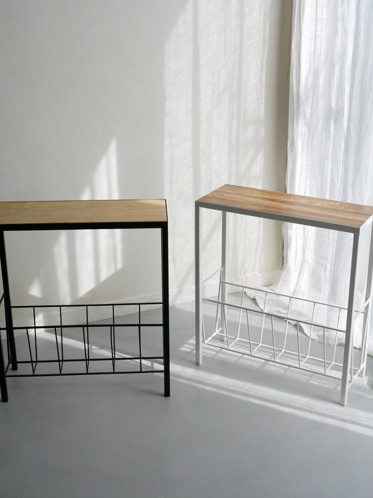 ポッシュリビングのアイアンとマホガニーウッド製マガジンラック