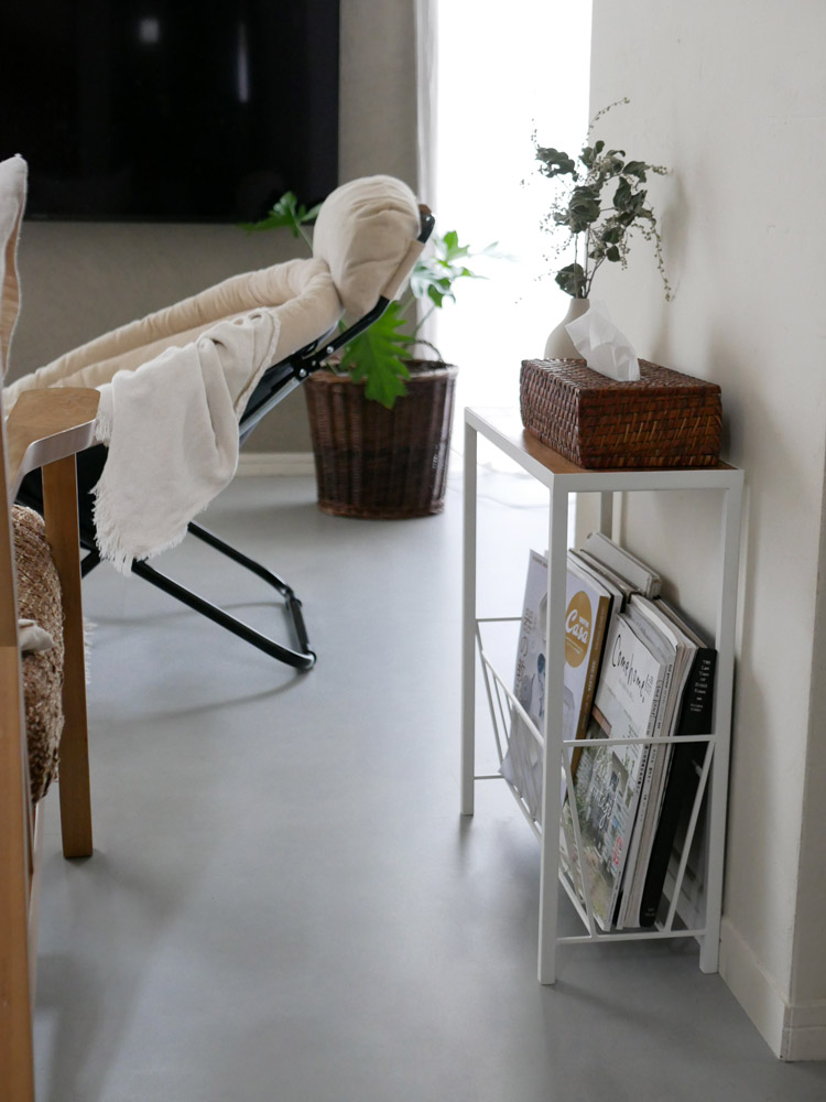 アイアンとマンゴーウッド製のPOSH LIVINGマガジンラック