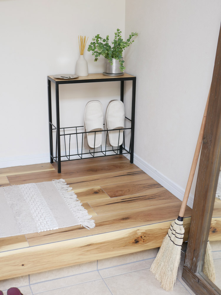 POSH LIVINGのアイアンとマンゴーウッド製マガジンラック