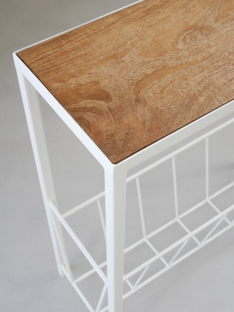 ポッシュリビングのアイアンとマンゴーウッド製マガジンラック