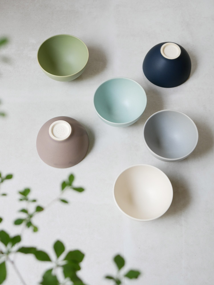 SAKUZANの手作り陶器製サラライスボウル、自然な釉薬の風合いが特徴の一品