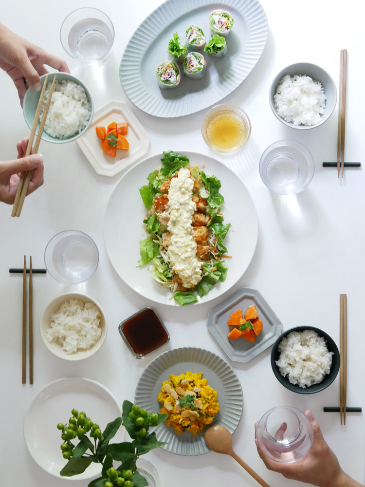 SAKUZANブランドの手作り陶器製Saraライズボウル、自然な釉薬の風合いが特徴的なデザイン