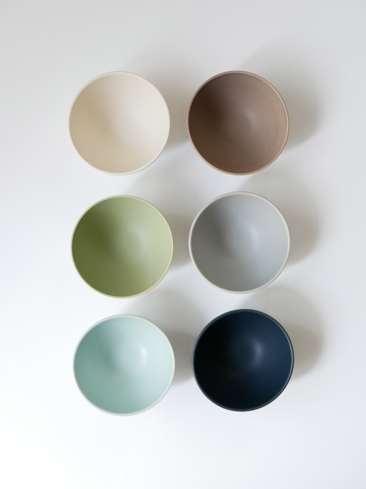 SAKUZANブランドの手作り陶器ライスボウル。自然な釉薬仕上げで風合い豊かな日本製、幅115mm×奥行115mm×高さ64mmの食器