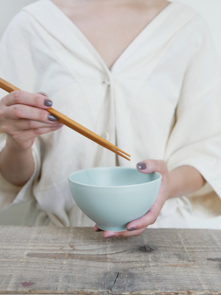 SAKUZANブランドの手作り陶器ライスボウル、自然な風合いと独特な釉薬が特徴のSaraシリーズ