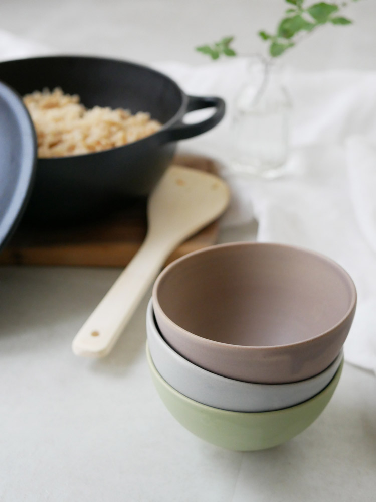 サクザン製のSaraライズボウル。手作り陶器で自然な釉薬の風合いが特徴的な四角形のライスボウル。幅115mm、高さ64mm。