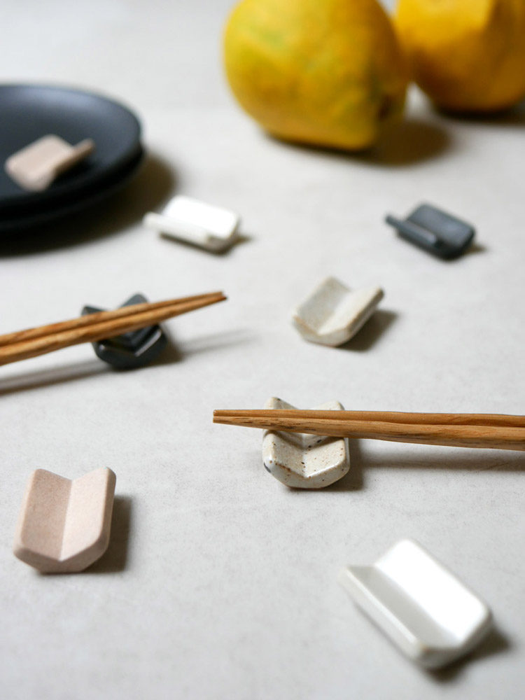 sarasa design×イブキクラフトのホワイト陶器箸置きと他の小物が並んだ写真