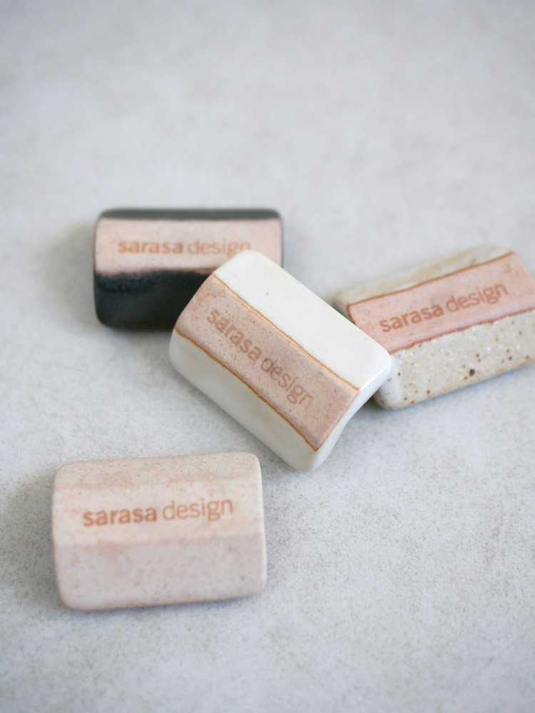 sarasa design×イブキクラフトの白色陶器製箸置き