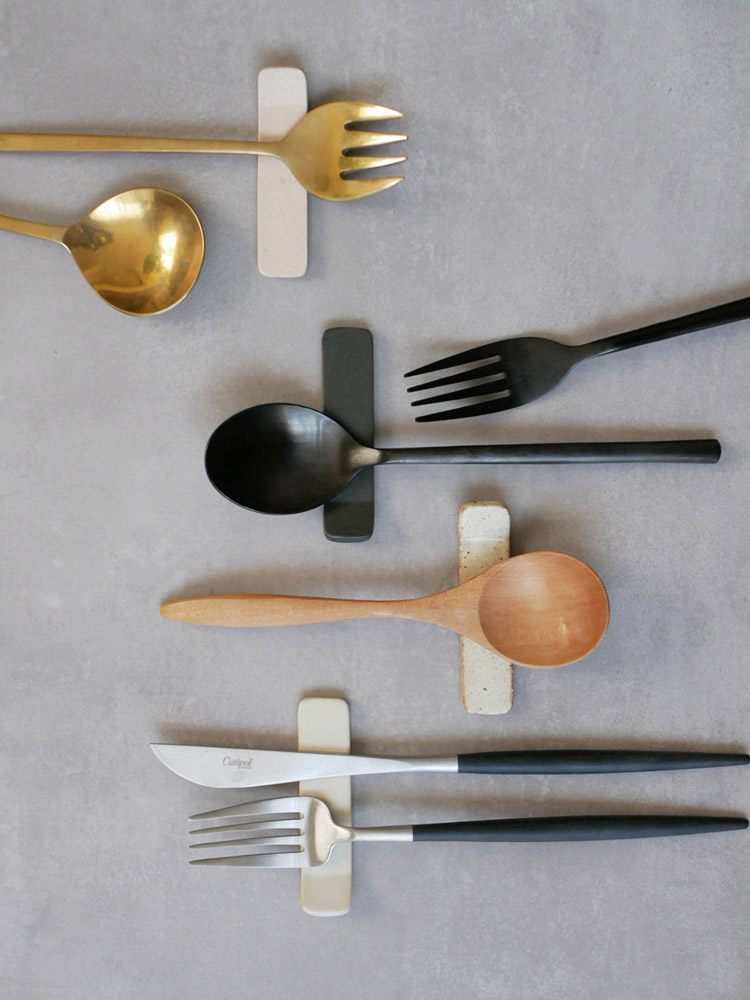 sarasa design×イブキクラフトブランドの陶器製カトラリーレストにスプーンが置かれている様子