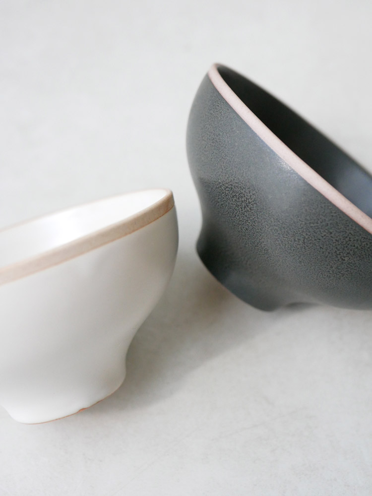 「sarasa design×イブキクラフト」の白色陶器ご飯茶碗、異なるサイズが並べられた商品画像